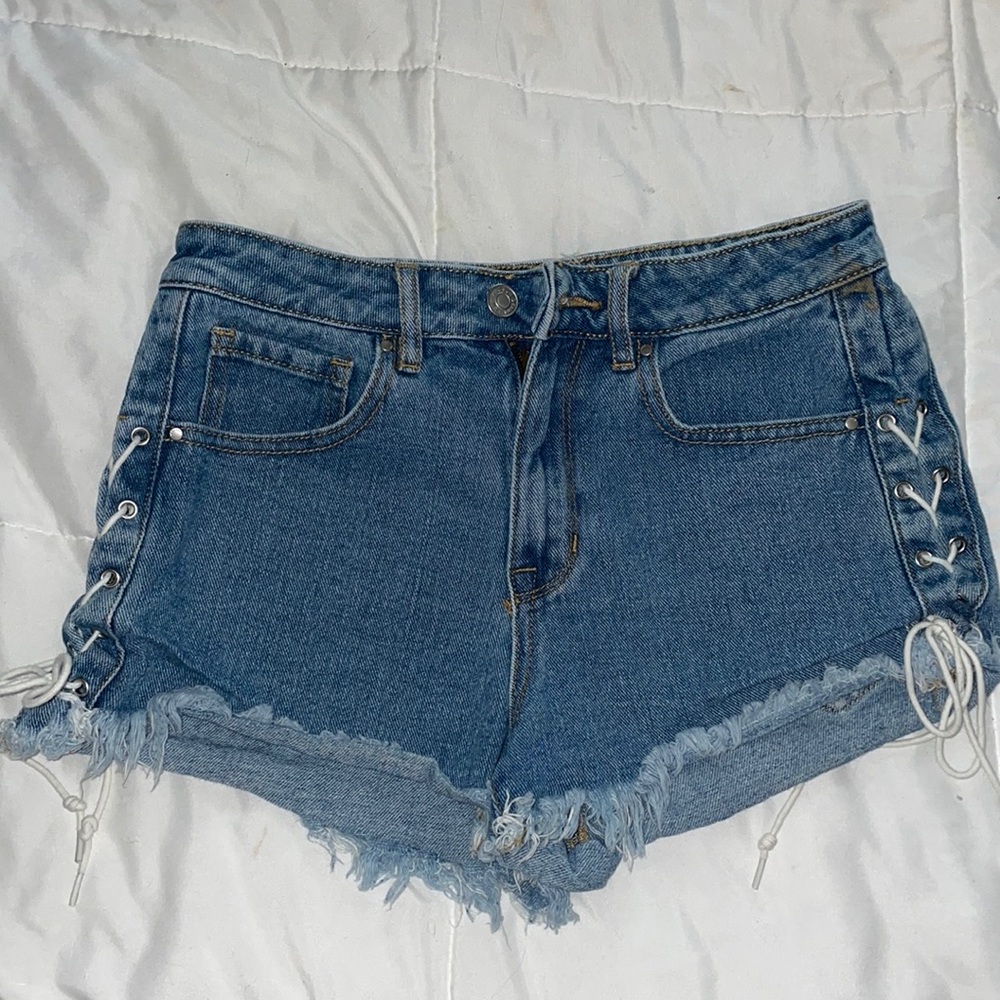 Super cute lace up jean shorts!!💙